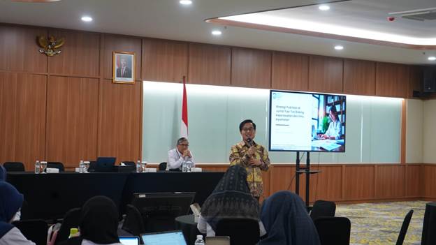 Pemaparan Materi oleh Prof. Dr. Ns. Tantut Susanto